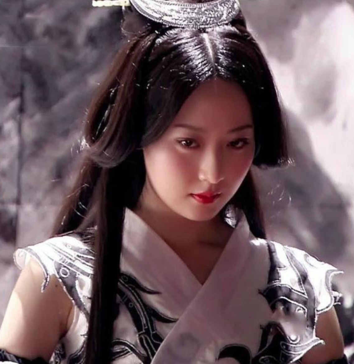 2010年电视剧《神话》的播出让白冰迅速走进了观众的视线之中,她饰演