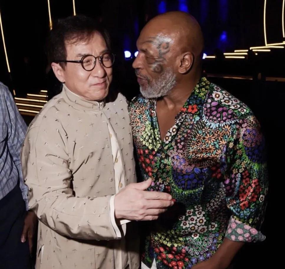 68岁成龙参加沙特电影节,与世界名模推杯换盏,被泰森紧紧抱住