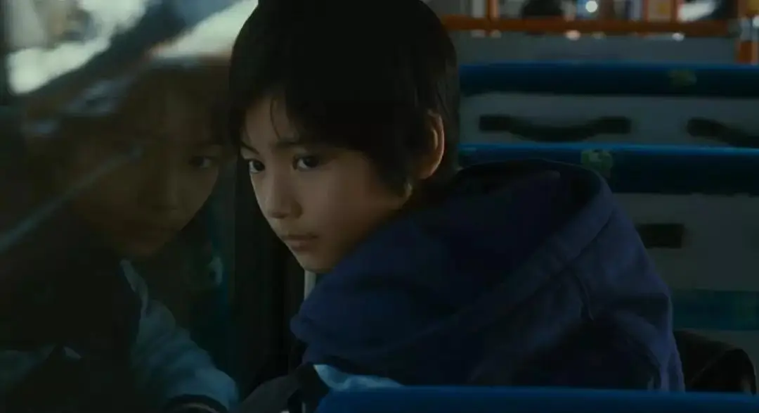 小偷家族：无血缘关系的一家六口，靠偷维持生活，内容温情又肮脏