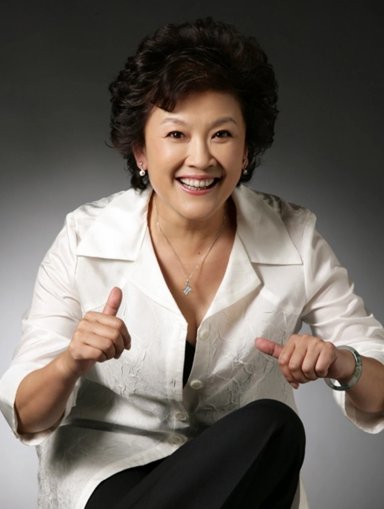 演员宋春丽：因拍戏终身不育，61岁却如愿当上母亲，自称无怨无悔