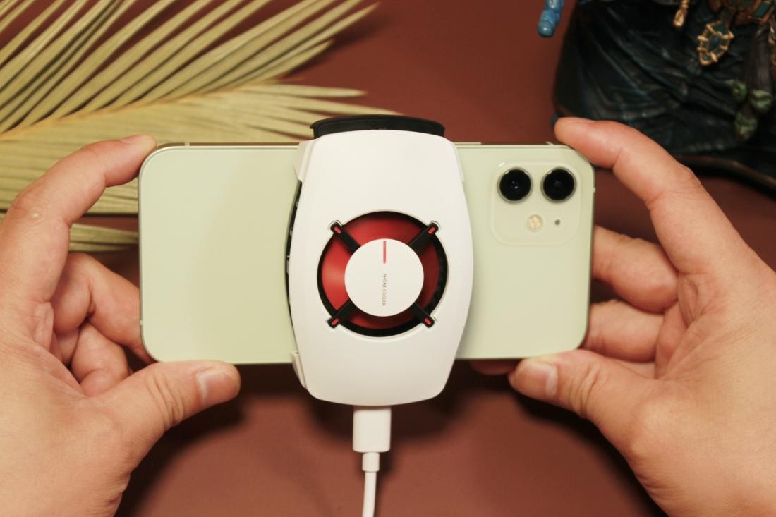 夏天游戏不烫手，一加18W冰点散热背夹辅助iPhone游戏体验