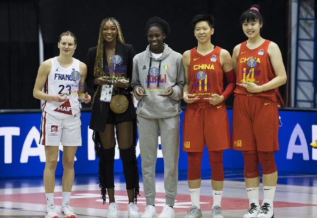 fiba国际篮联五星阵容(喜讯！国际篮联公布世预赛“最佳五人阵容”，中国女篮独占两席)