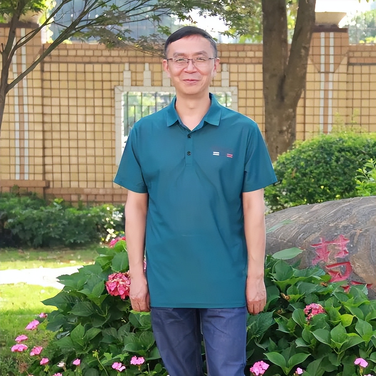 双流区九江小学举行“争做绿色低碳AI小达人”环保主题升旗仪式