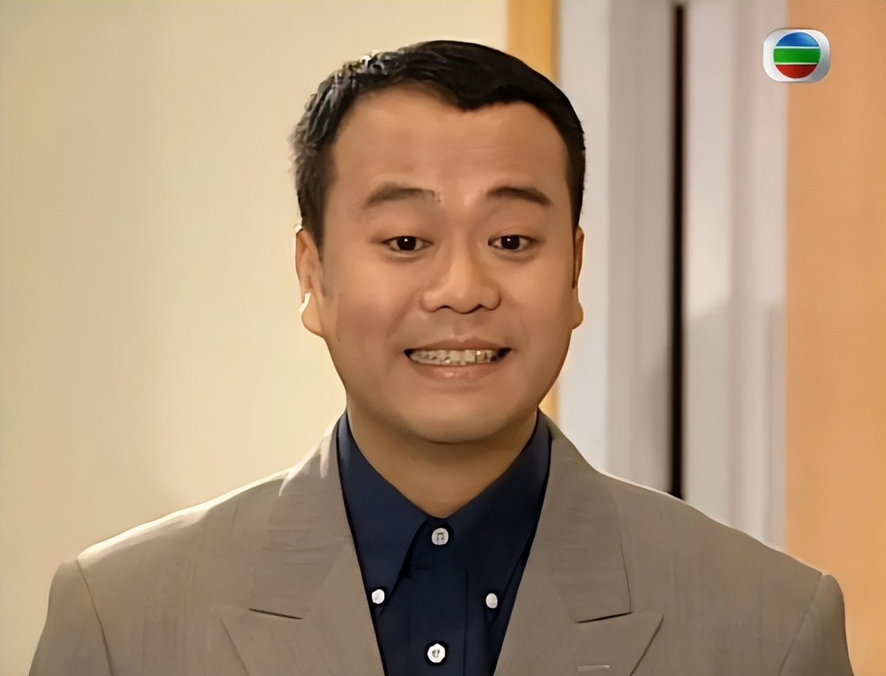 "收视福将""师奶杀手"也成了欧阳震华的招牌标签.