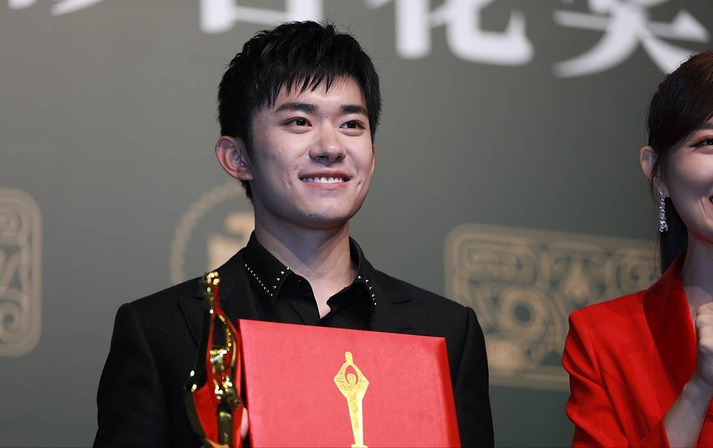 大儿子百亿影帝,小儿子破世界纪录,易烊千玺妈妈究竟有多厉害?