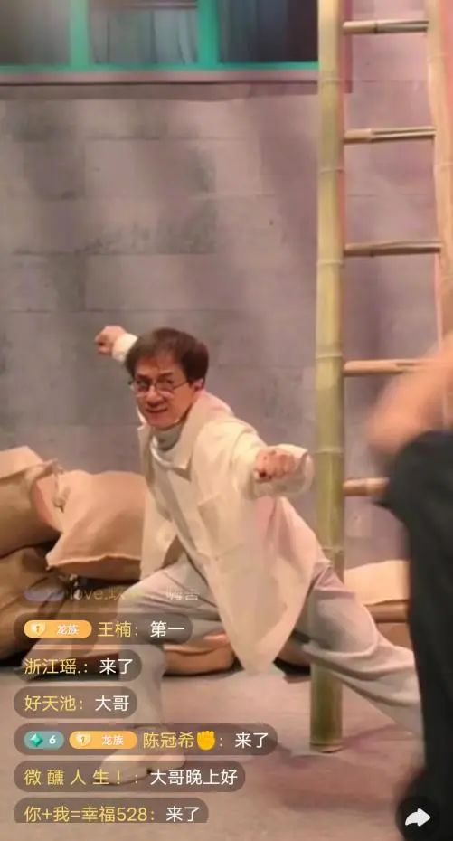 成龙与网友“双向奔赴”，快手明星生态观察