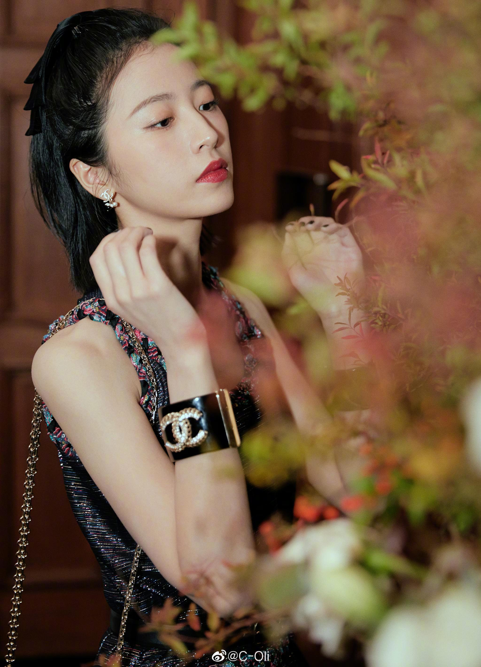 气质美女明星壁纸-周雨彤《爱情而已》