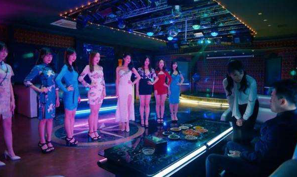 2003年，烟台一夜总会情侣出租屋遇害，警方凭一张快递单查出凶手