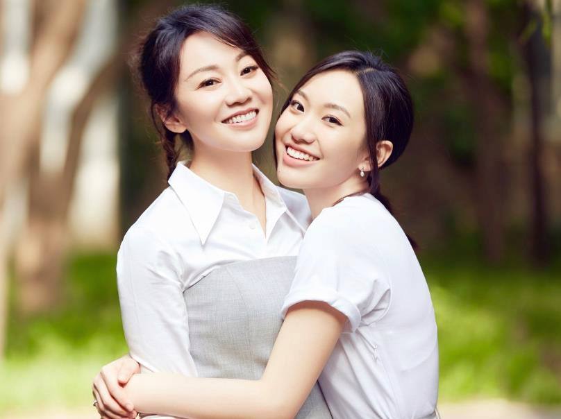 离婚18年了，闫妮和前夫邹伟的人生状况，有何不同？