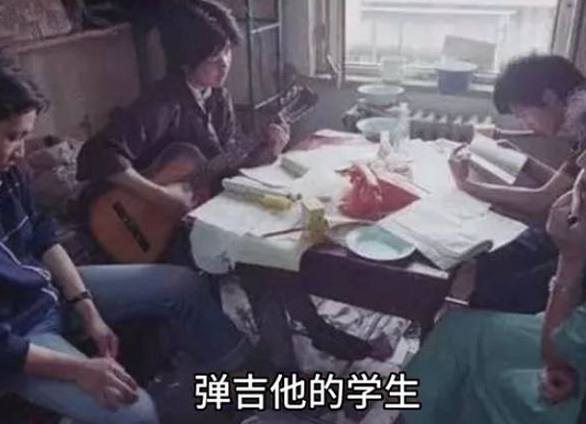 20多年前没有手机电脑，大学生们在宿舍干嘛？老照片为你揭晓答案