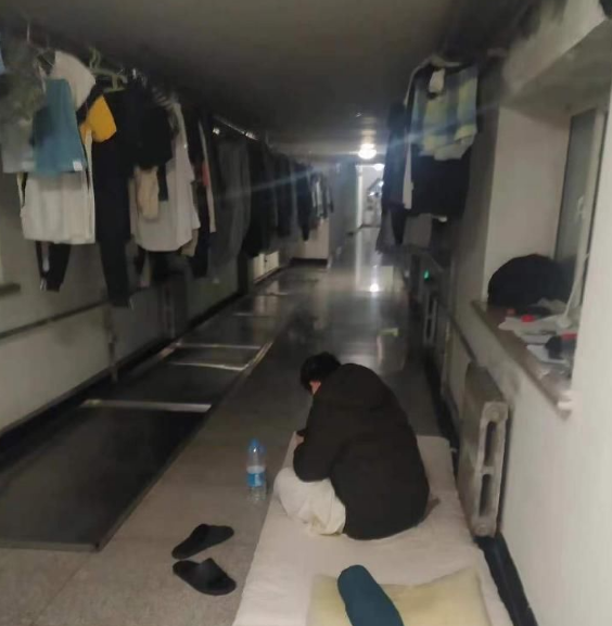 大学“阴间宿舍”走红，走廊看起来就很闪灵，学生直言不敢睡觉