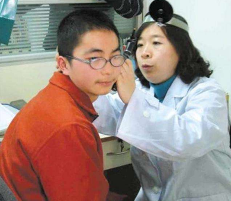 17年前，14岁湖南男孩扒飞机在万米高空飞行1.5小时，后来怎样了