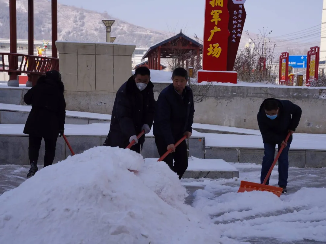 临潭：干部群众齐上阵 清扫积雪暖民心