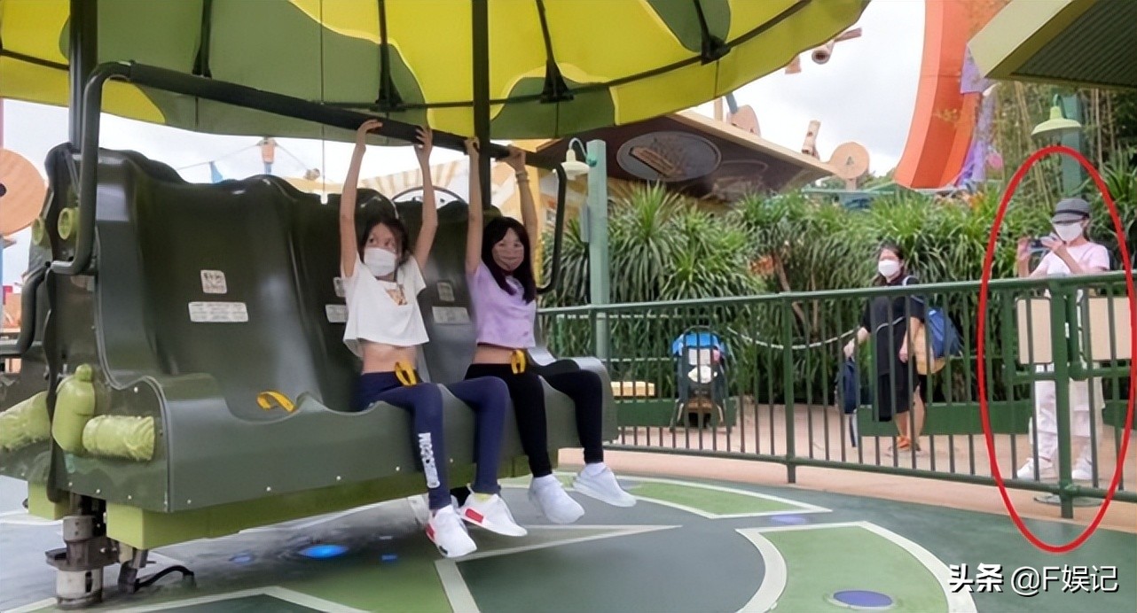 郭可盈陪爱女游玩当摄影师 自曝遇好剧本会复出 女儿对其复出感不舍