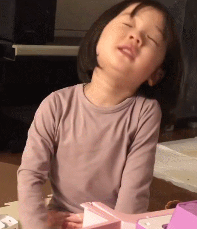 火遍全网的表情包小女孩!凭可爱萌翻所有人:骗我生女儿