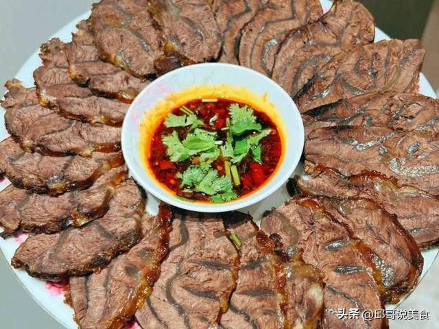 燜羊肉食材準備:羊肉,胡蘿蔔,甘蔗,馬蹄,黨參,沙參,紅棗,玉竹,薑片.