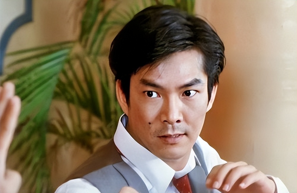 身手矫健的曹荣,对上武英级运动员李连杰,都不落下风,来到大陆发展后