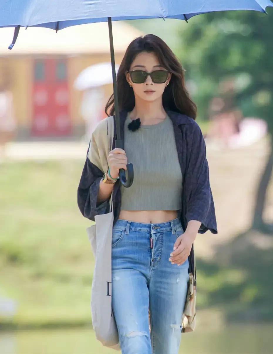 43岁殷桃清新大片曝光!穿牛仔裤配针织衫清新脱俗,越老越美