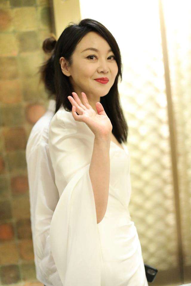 离婚18年了，闫妮和前夫邹伟的人生状况，有何不同？