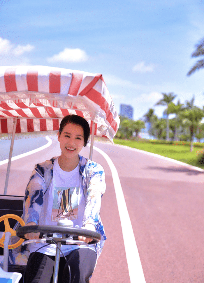胡杏儿晒剪短发vlog，被长子次子夸漂亮，1岁幼子盯着妈妈萌态足