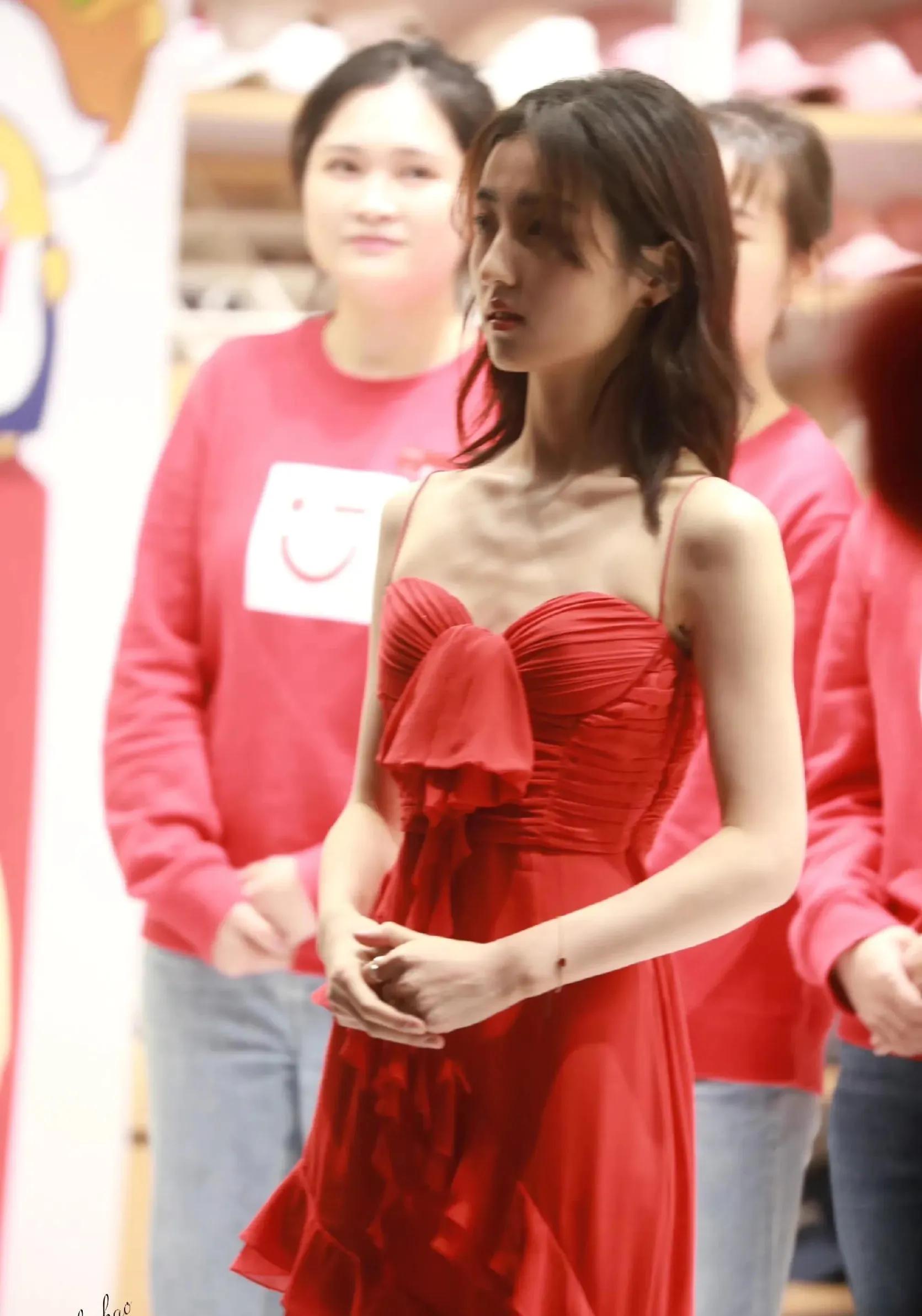 张子枫发近照暴瘦,排骨胸纸片人皮包骨,内娱能不能不要畸形审美