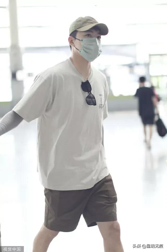 俞灏明简约穿搭现身机场 一路与粉丝热聊亲切十足