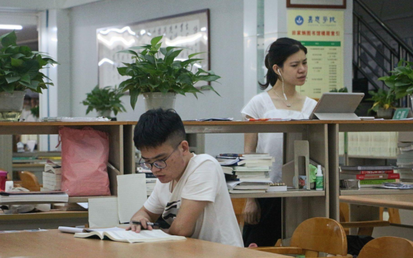 安徽一职校女大学生，辱骂外卖员致其辞职，学校的做法让人意难平