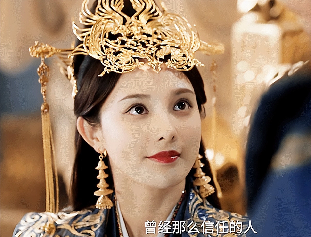 从剧中状态来看,彭小苒无论身穿异域红衣还是普通古装都很有辨识度