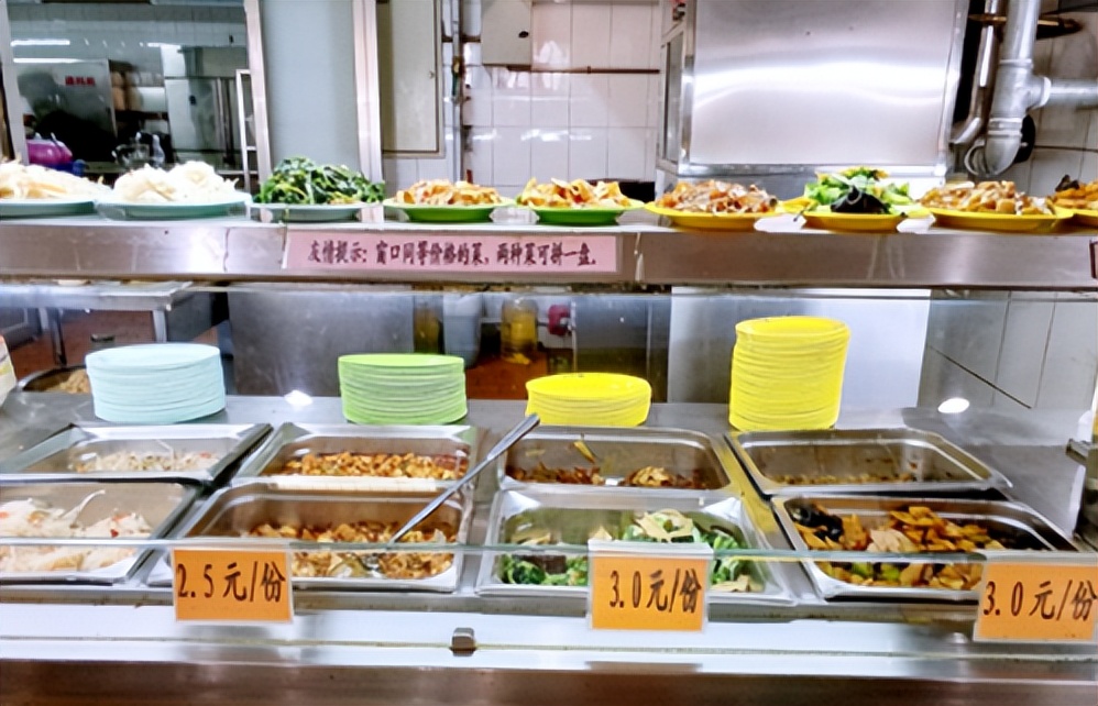 ​清华大学清一色的“苹果电脑”，引起众人嘲讽，网友评论值得深思