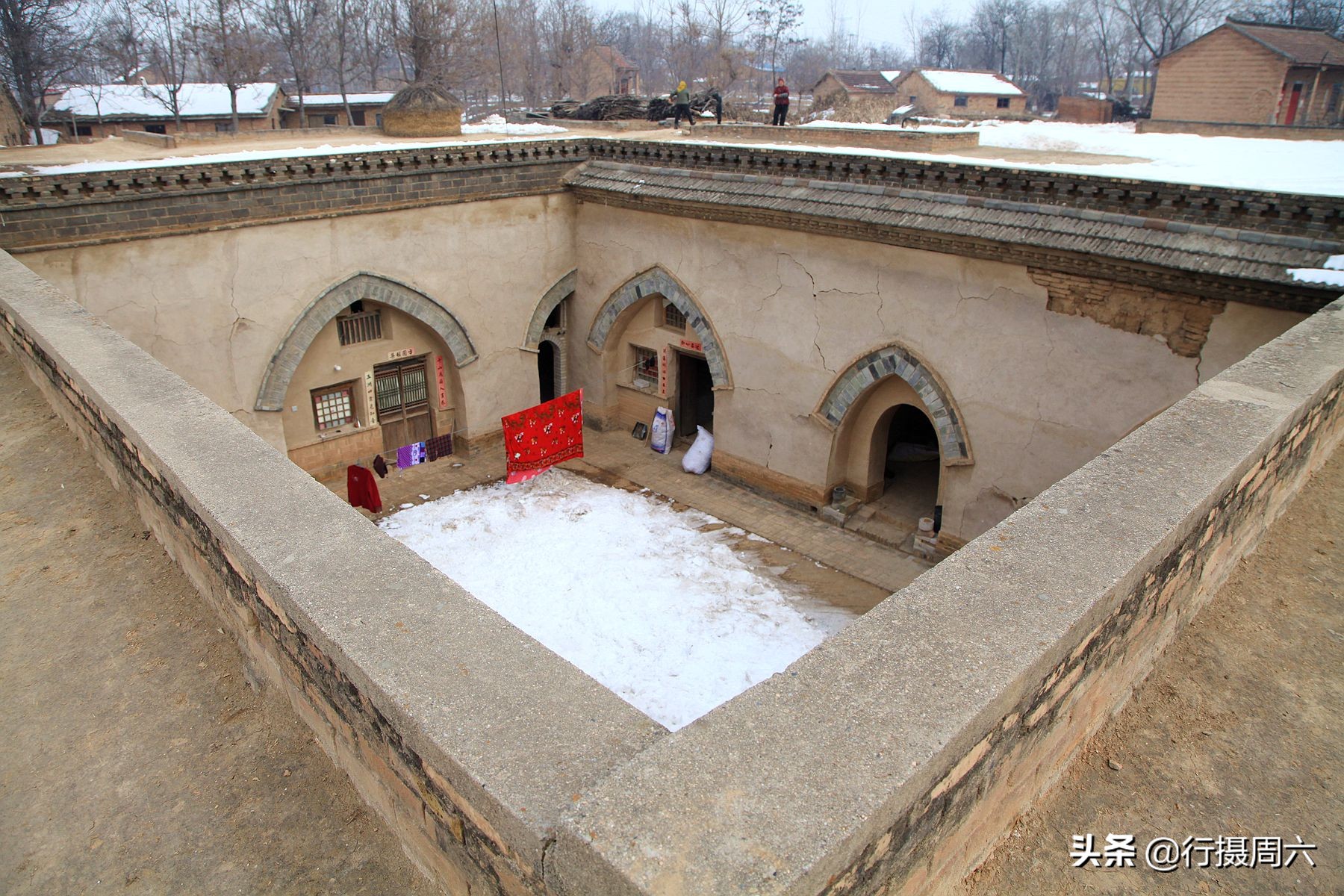 据当地人讲这里的土质没有黄河对岸山西的好,所以建造地坑院子一般