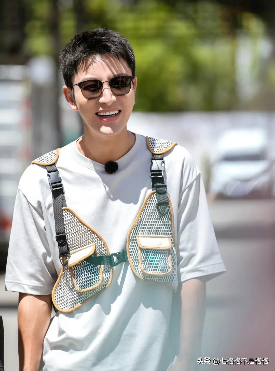 在娱乐圈摸爬滚打并非一件容易的事,贾乃亮起初也曾奔赴在各大剧组