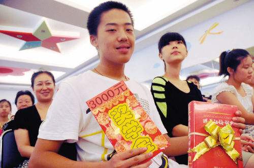 大学生喜获8k奖学金，却不舍得给女友买200元面膜，你怎么看