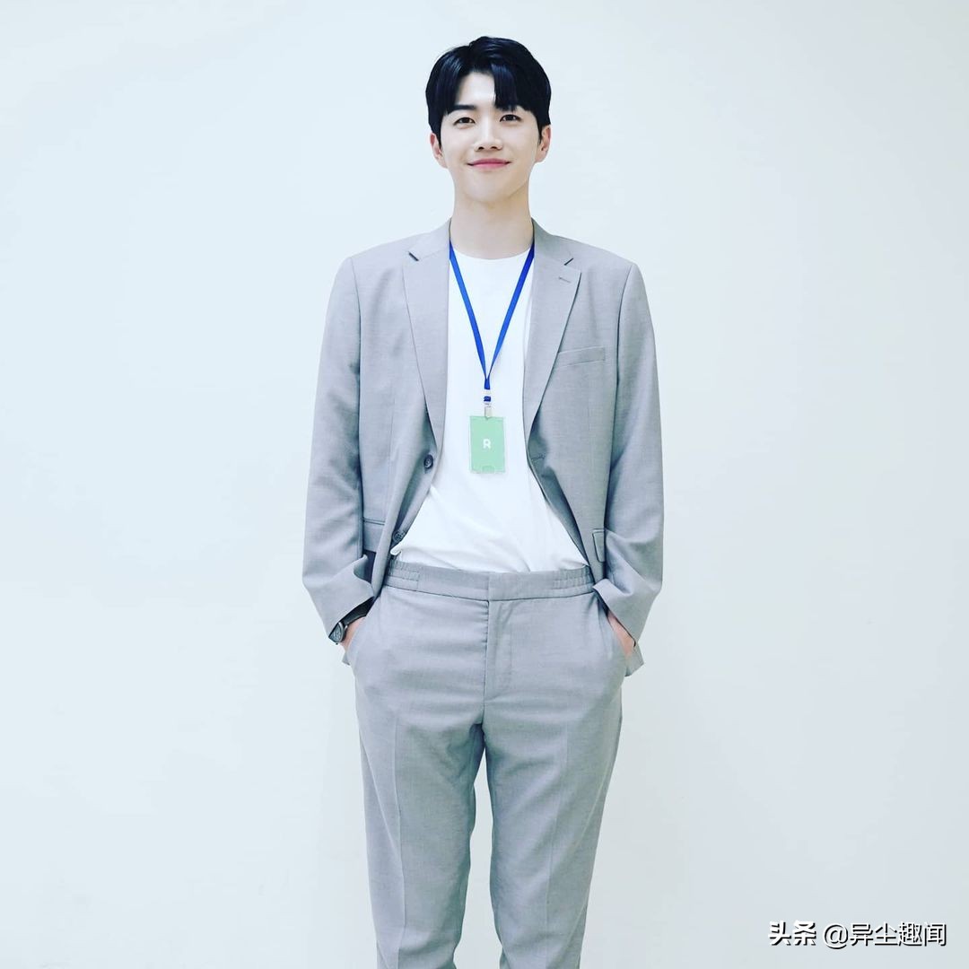 凭借漫改剧《社内相亲》而爆红的安孝燮可以说是声势大涨,目前已投入