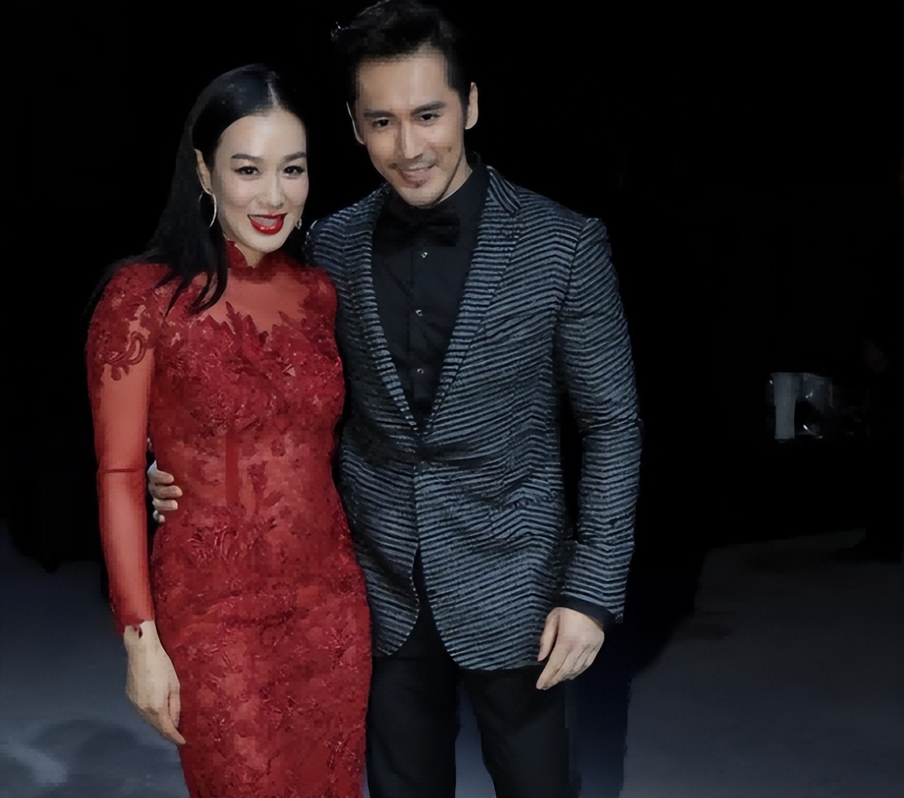 痘痘脸、赘肉、五五分！生图里的女星，让我看见了人间真实