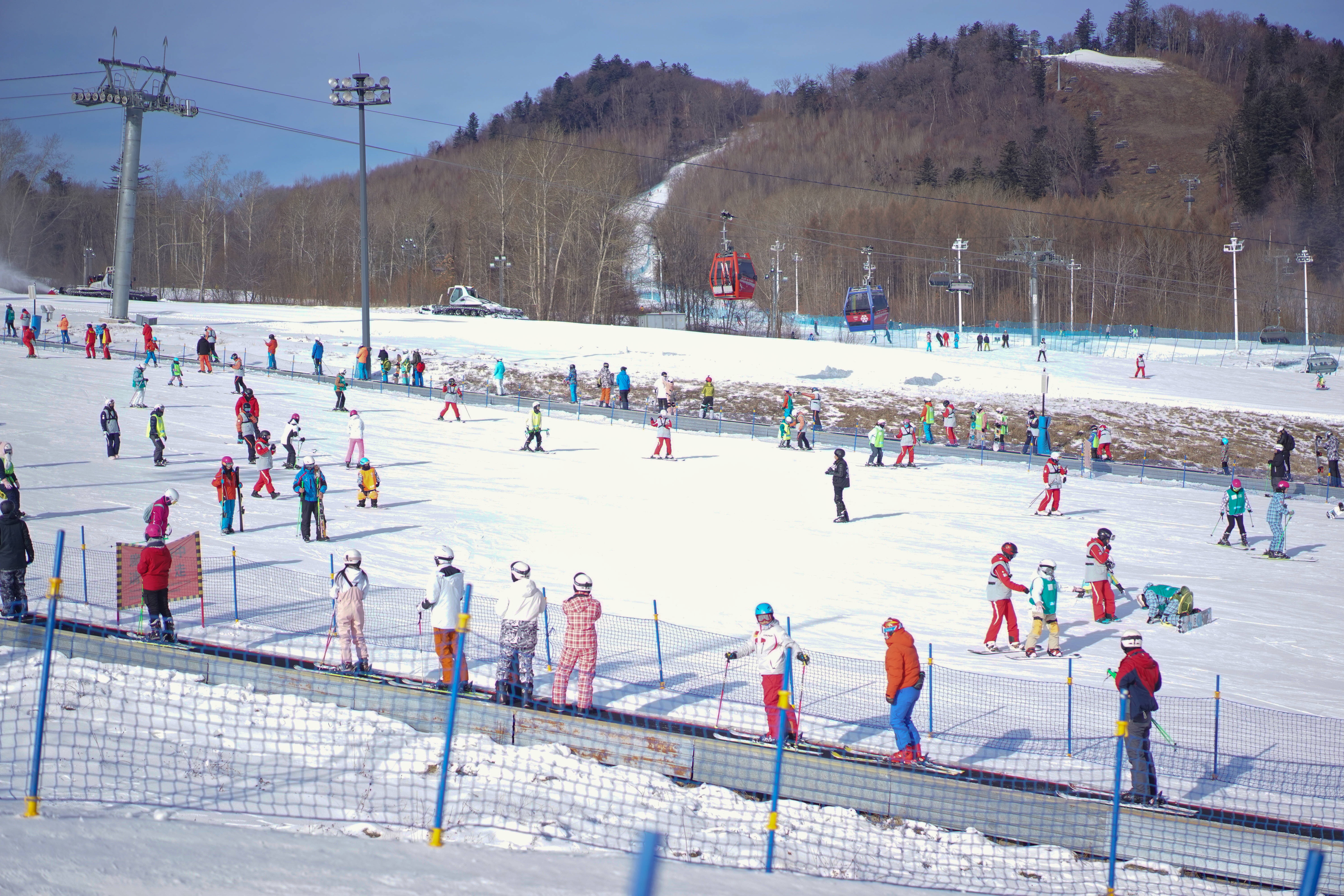 滑雪去哪里(全国最热门的4大滑雪场，不但高手如云，冰雪风光更壮美)