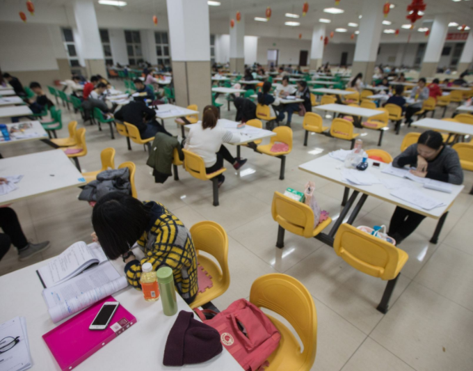 安徽一职校女大学生，辱骂外卖员致其辞职，学校的做法让人意难平