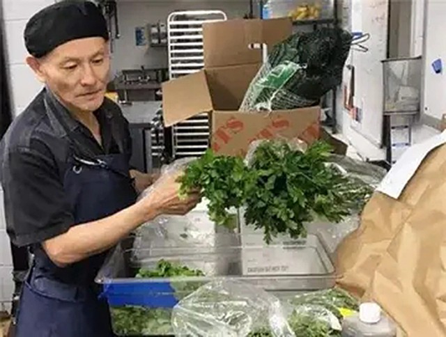 上海知青赴日本打黑工，只为供女儿留学，在纽约疫情中他写下遗嘱