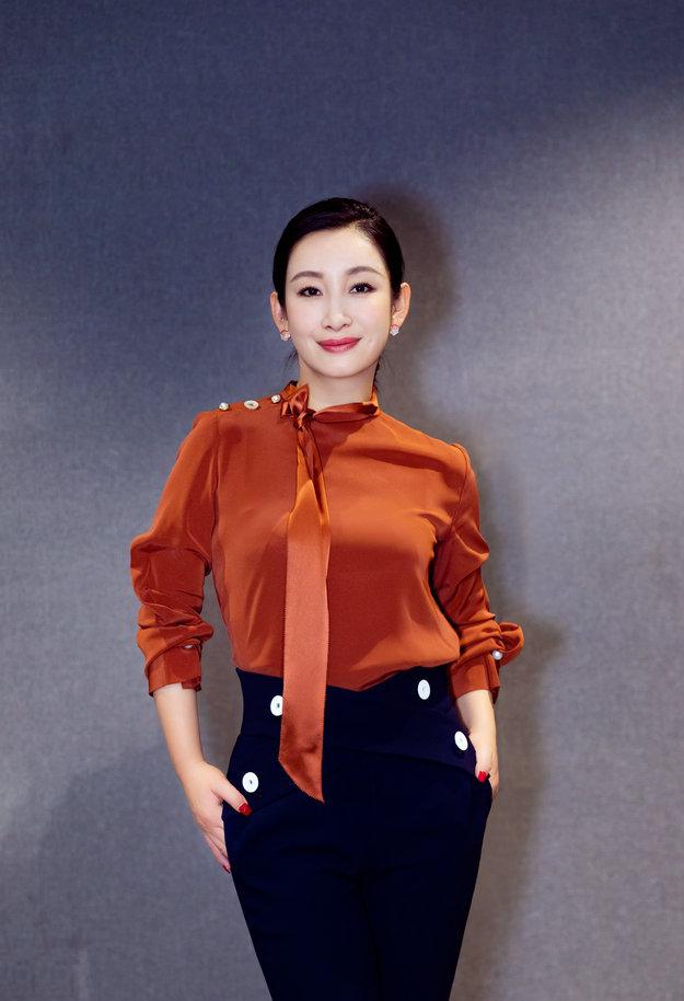 秦海璐日常穿搭时髦洋气 网友们爱追她哪些作品可评论关注转发分享