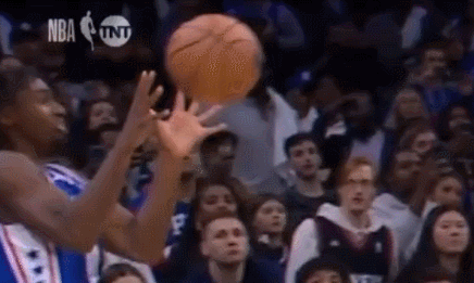 为什么nba球员伸手指球出界(NBA争议！最后9.9秒明显误判，险左右胜负，手指都弯了成为一个梗)