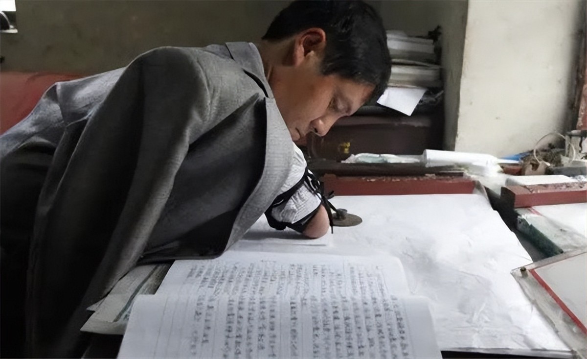 乡村无臂老师江声发：代课18年无法转正，肢体残疾不应该是障碍