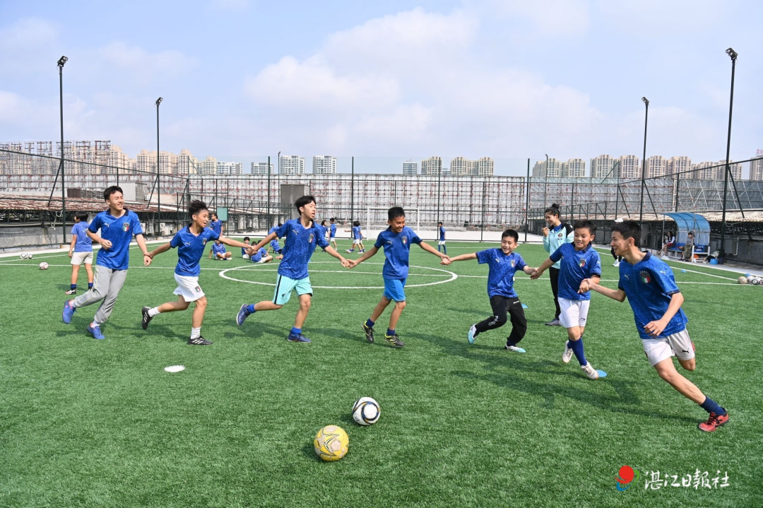 足球场踢球图片真实（吸睛！湛江市区首个空中足球场来了，你会去踢球吗？）