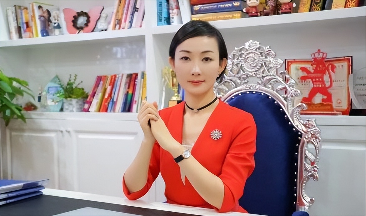 36岁女人，全网2000万粉丝，月入百万，住豪宅，还生了两个娃