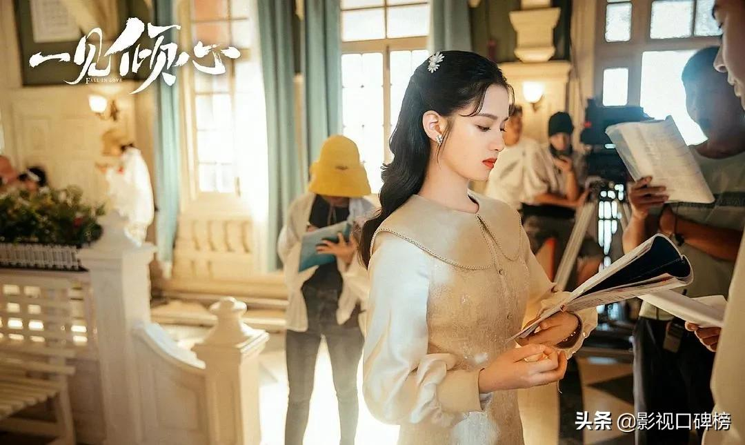 周也和张婧仪神撞脸,95后双强小花,谁的发展路线更好?