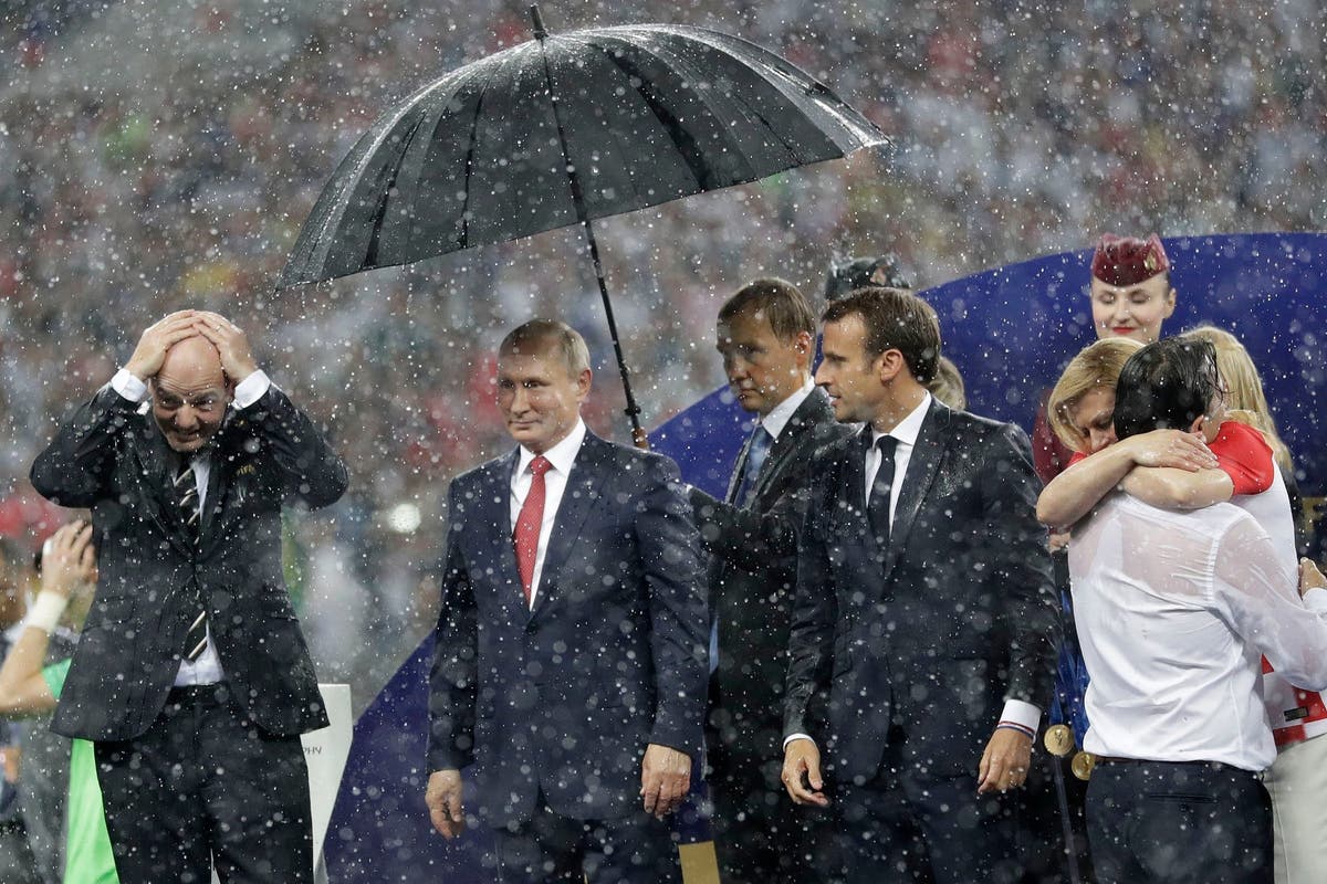 2018年俄罗斯世界杯雨伞(普京贴身保镖，为什么总是带一把黑色雨伞？不只是防弹那么简单)