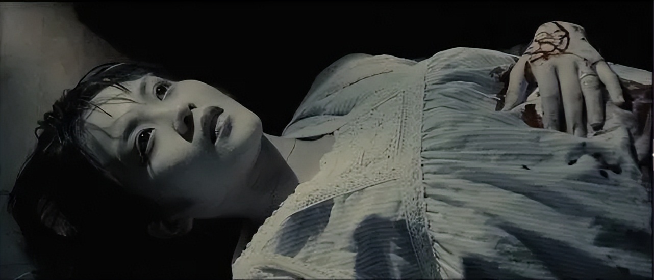 之时,不是很聪明的阿颖因为要救阿杰,剖开了自己因为凌辱而大起的肚子