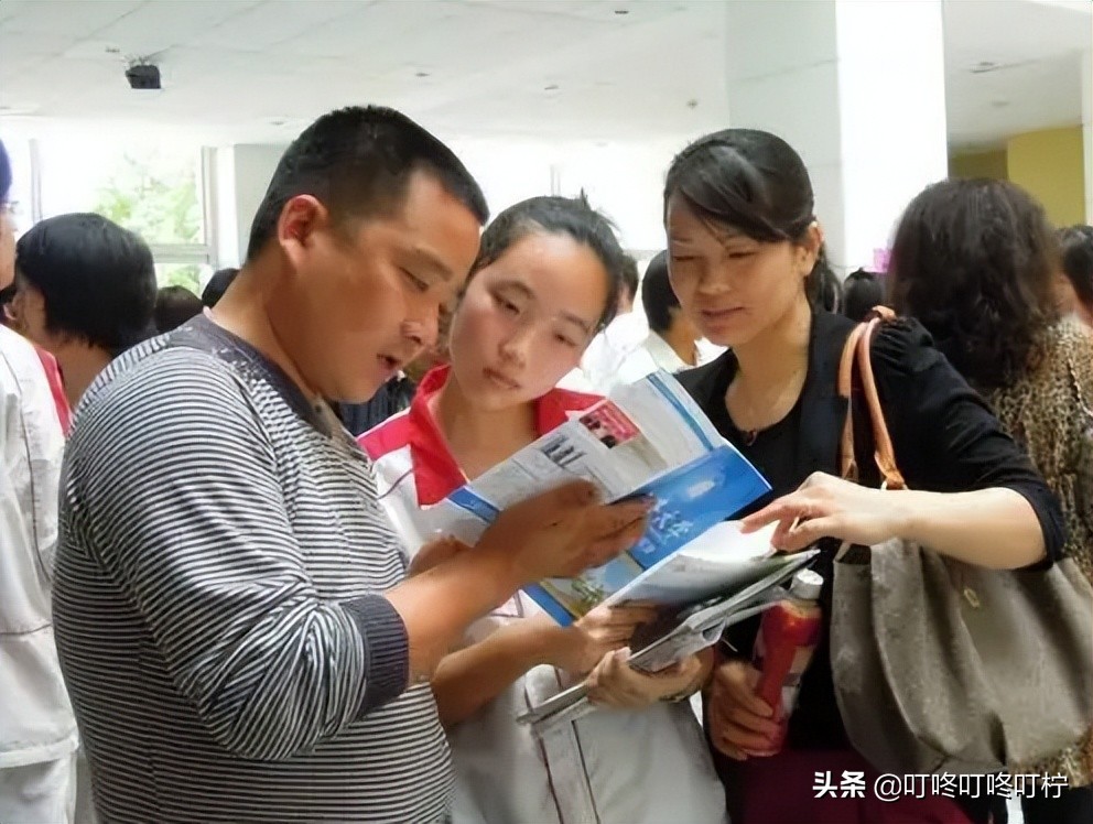 高三学生的家长可以多卑微，孩子不领情，老师看完直言心疼