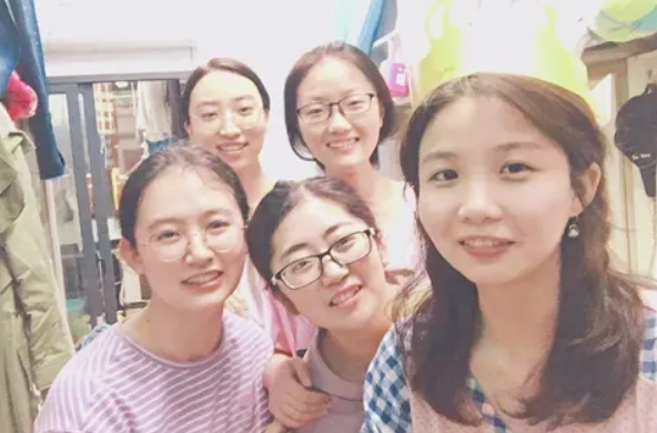 女大学生第一次约会很激动，室友帮忙梳妆打扮，评论区满是嘲讽