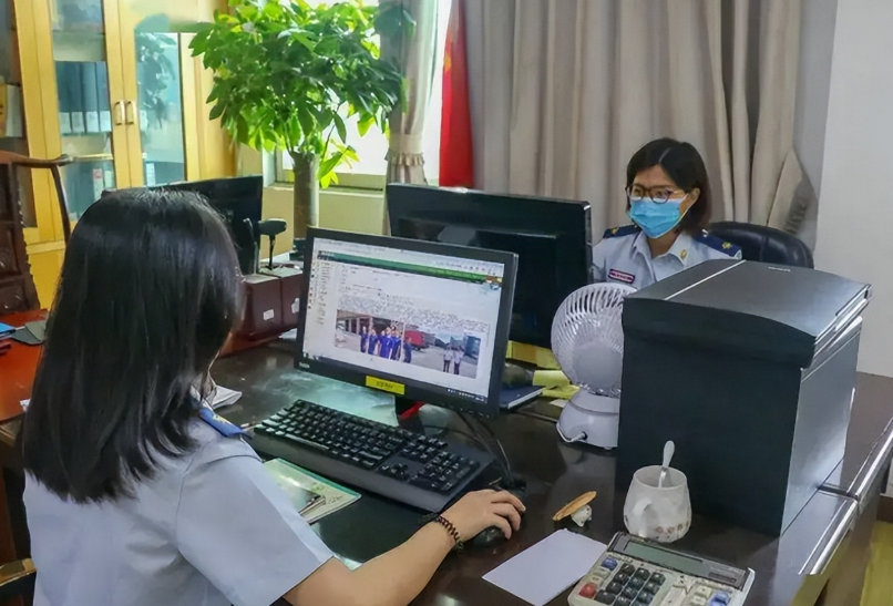 “体制内男友”再添一名！明星都难逃的编制魅力，究竟有多香