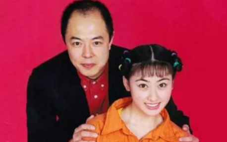 “皇帝专业户”张铁林：改国籍，字画卖十万，痴恋女学生不负责