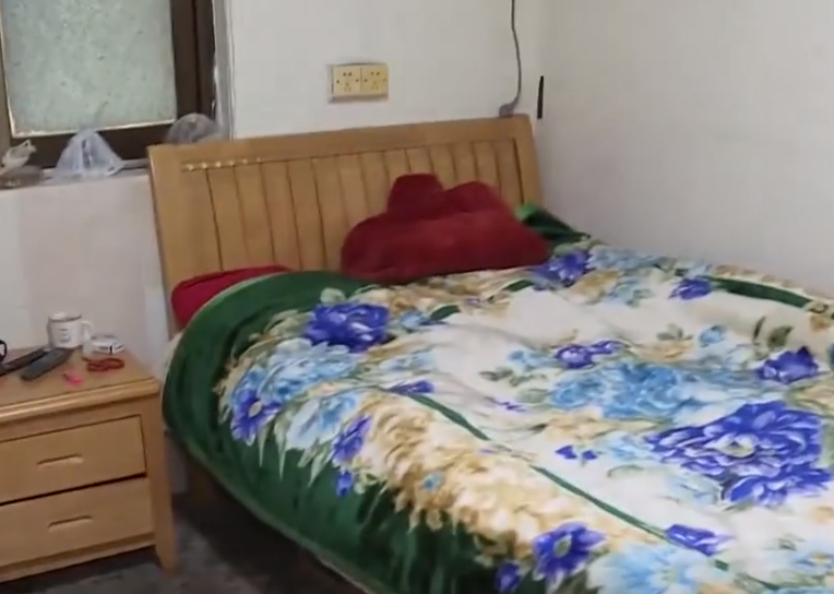 2019年，湖南富婆输光千万家产，被丈夫骗去离婚，住在狭小出租屋